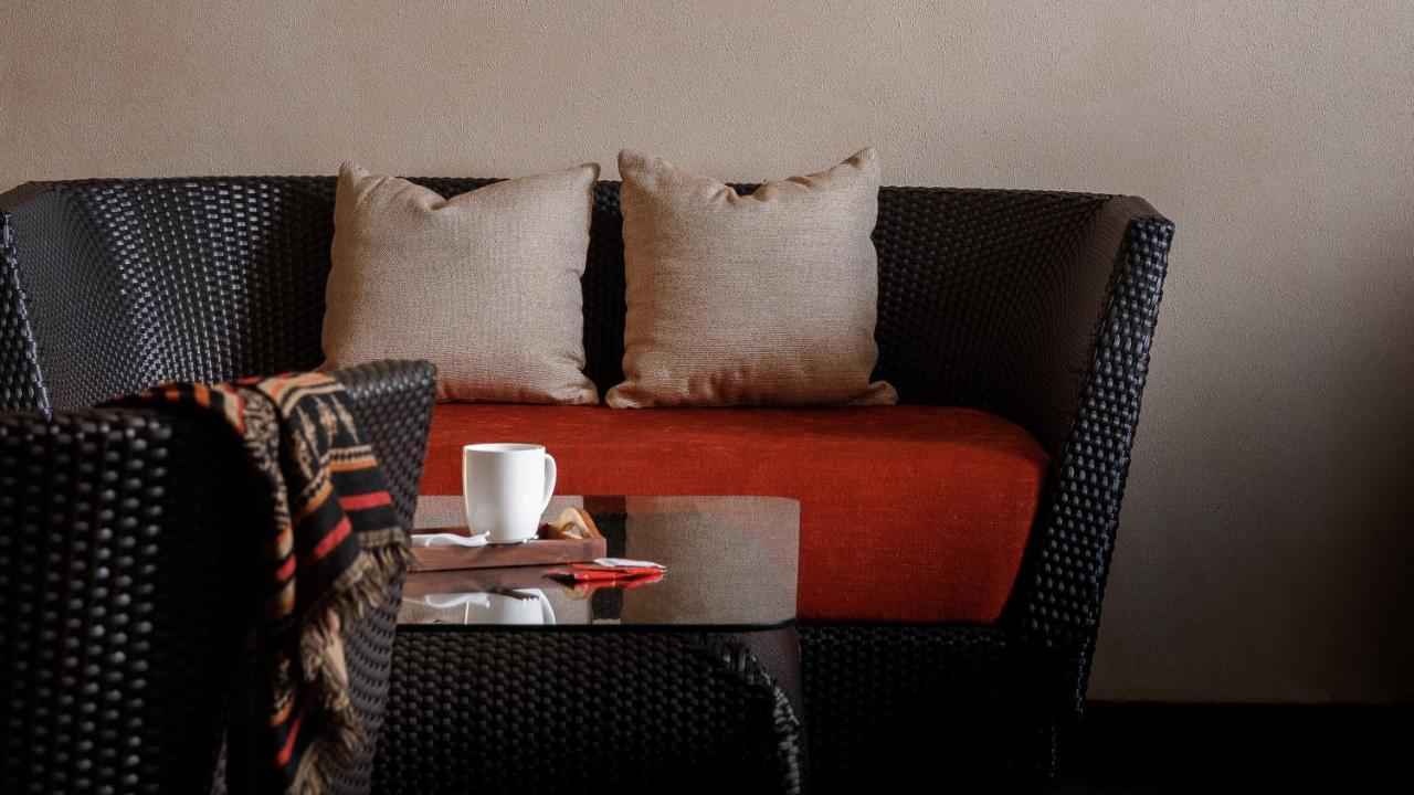 โรงแรมเดอะ พาโนรามิก เกตะเวย์ มุนนาร์ ภายนอก รูปภาพ A rattan sofa