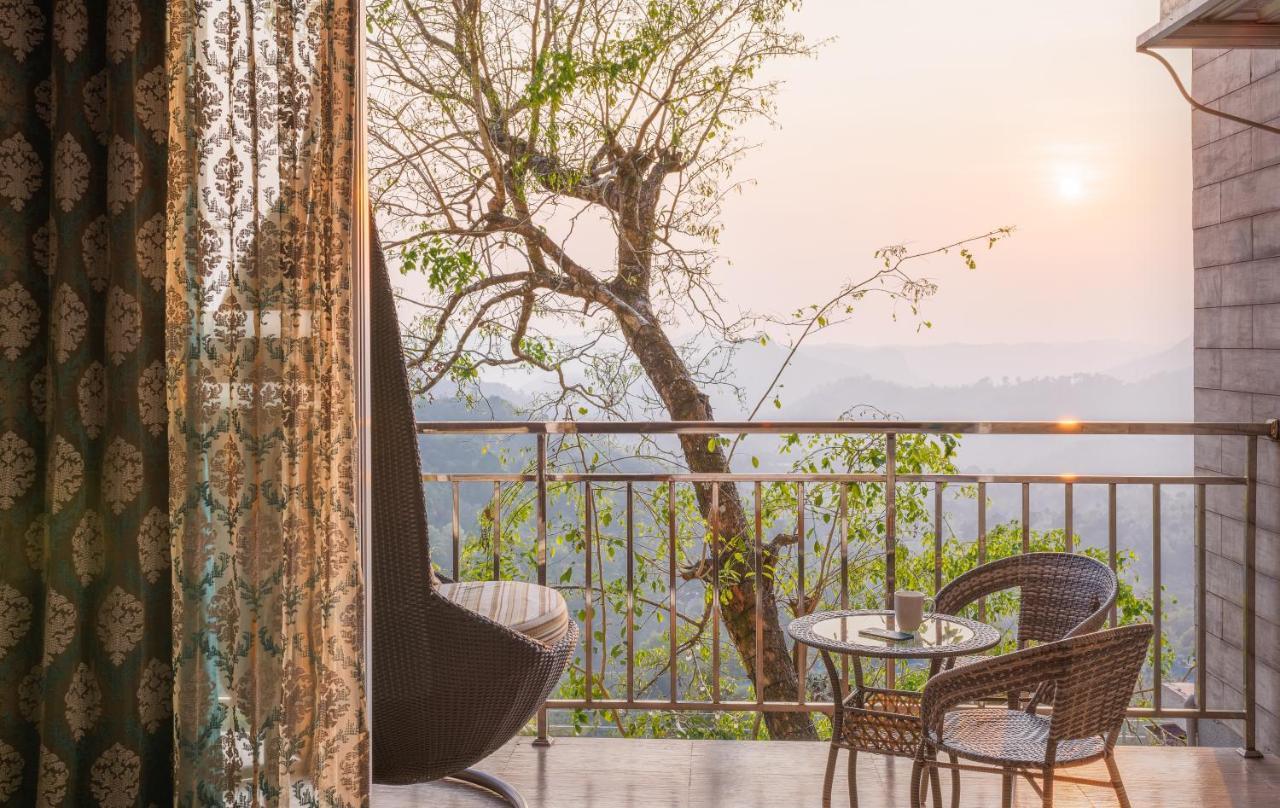 โรงแรมเดอะ พาโนรามิก เกตะเวย์ มุนนาร์ ภายนอก รูปภาพ View from the balcony of a suite at the resort