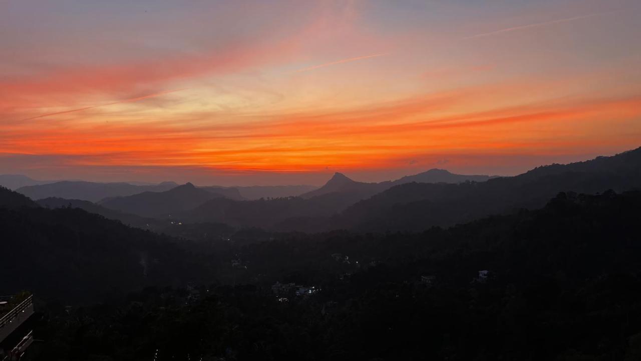 โรงแรมเดอะ พาโนรามิก เกตะเวย์ มุนนาร์ ภายนอก รูปภาพ Sunset over the Santa Monica Mountains