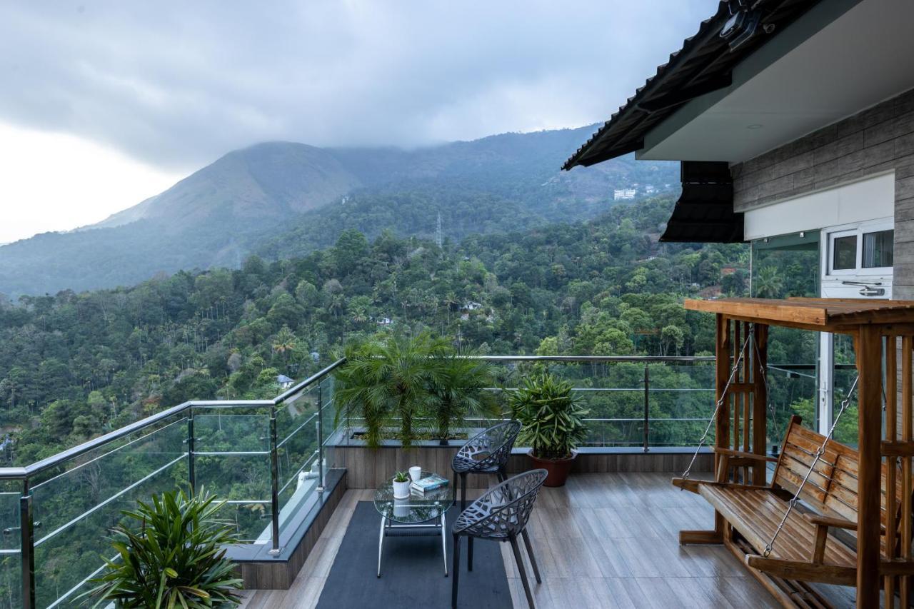 โรงแรมเดอะ พาโนรามิก เกตะเวย์ มุนนาร์ ภายนอก รูปภาพ View of the mountain from the balcony of a house in the village