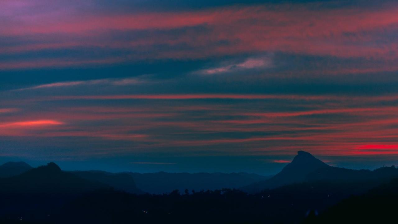 โรงแรมเดอะ พาโนรามิก เกตะเวย์ มุนนาร์ ภายนอก รูปภาพ Sunset over the Sierra de los Caracoles