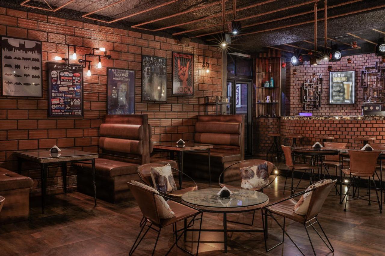 โรงแรมเดอะ พาโนรามิก เกตะเวย์ มุนนาร์ ภายนอก รูปภาพ The interior of a restaurant in Dhaka, Bangladesh