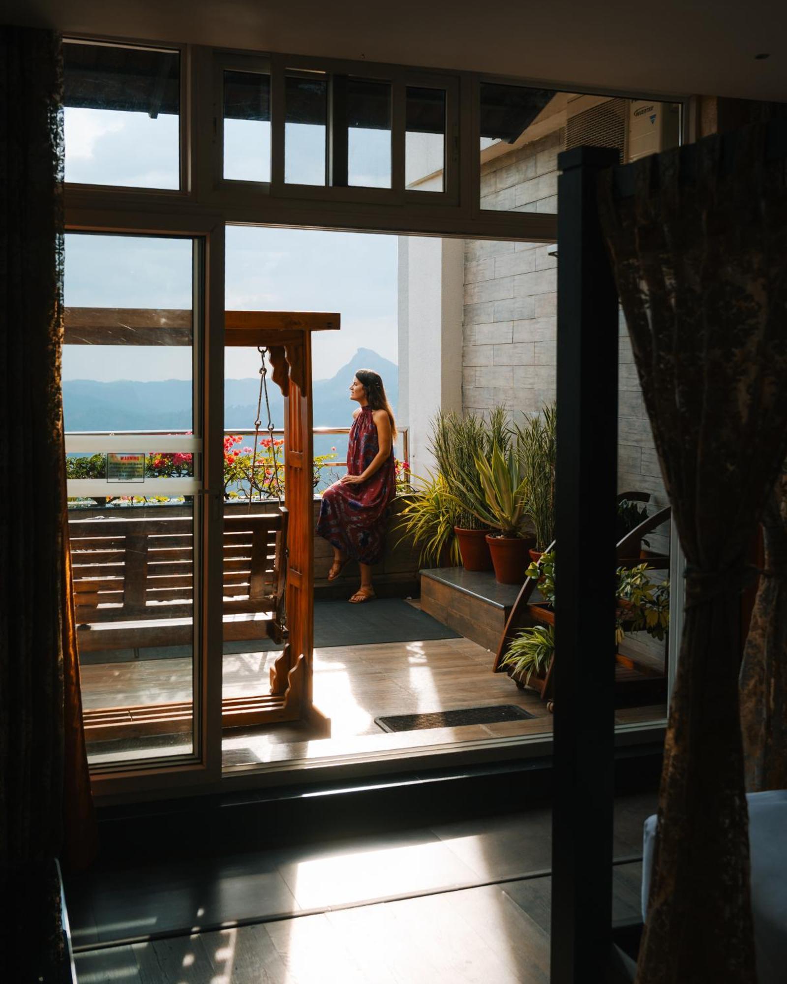 โรงแรมเดอะ พาโนรามิก เกตะเวย์ มุนนาร์ ภายนอก รูปภาพ A woman on a balcony