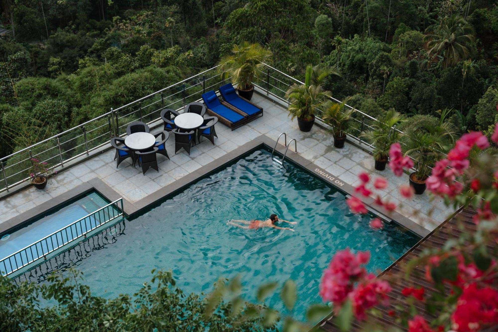 โรงแรมเดอะ พาโนรามิก เกตะเวย์ มุนนาร์ ภายนอก รูปภาพ The swimming pool at the hotel
