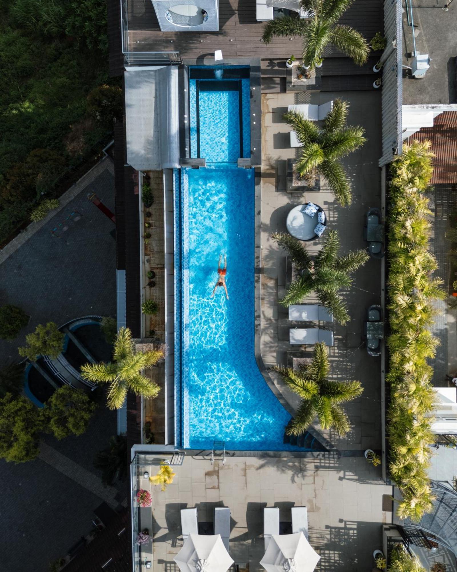 โรงแรมเดอะ พาโนรามิก เกตะเวย์ มุนนาร์ ภายนอก รูปภาพ Aerial view of the pool