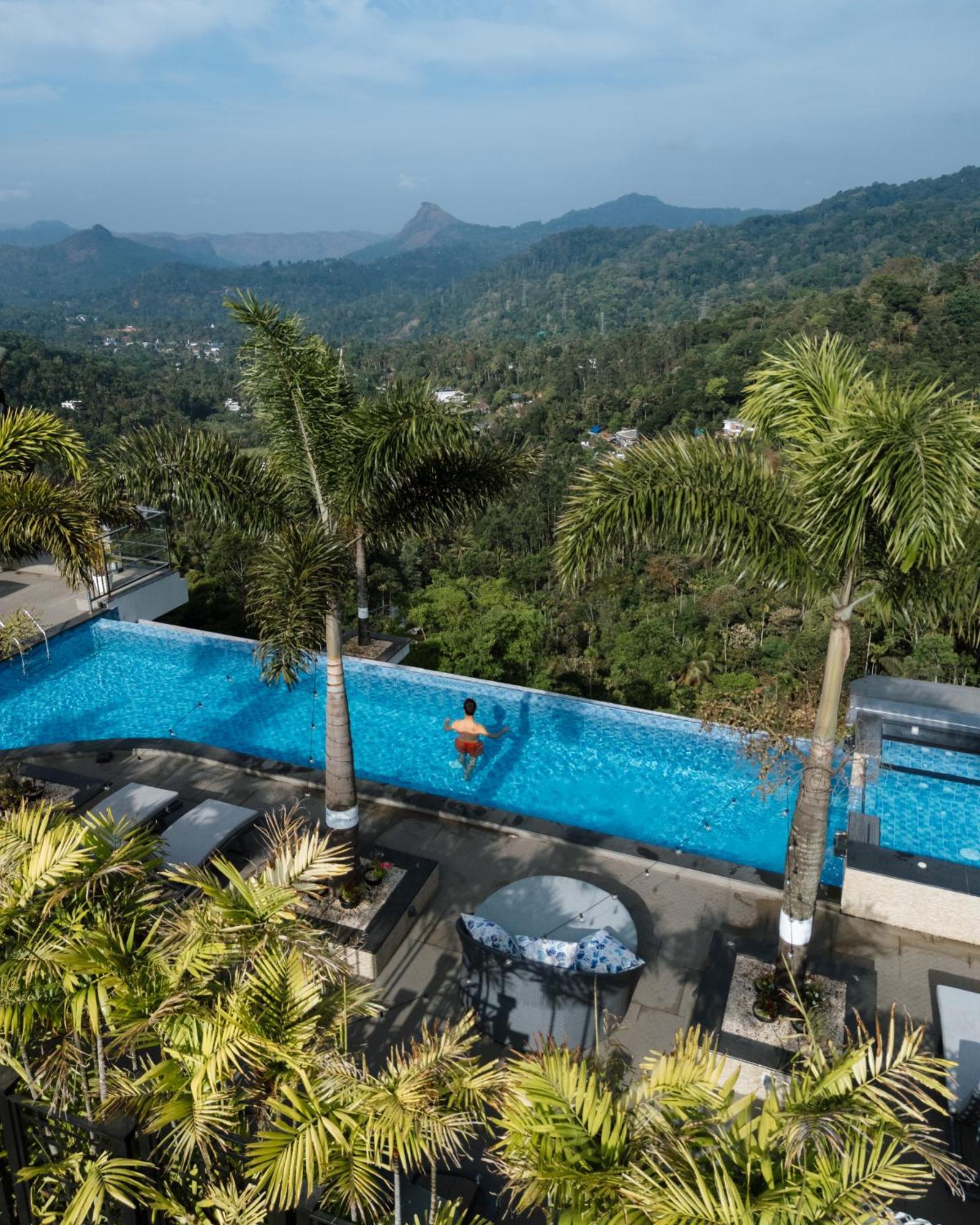 โรงแรมเดอะ พาโนรามิก เกตะเวย์ มุนนาร์ ภายนอก รูปภาพ Infinity pool at the Le Méridien, Phuket Resort & Spa