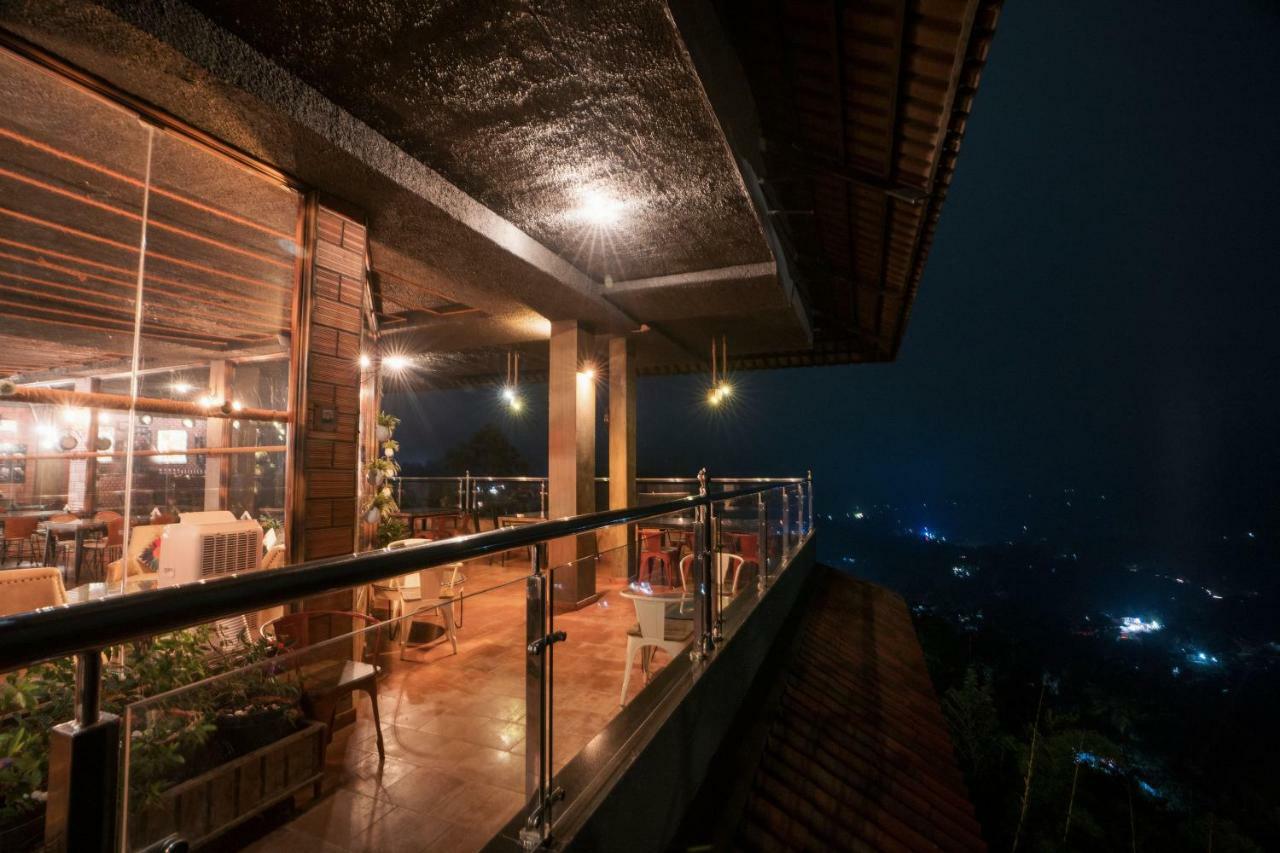 โรงแรมเดอะ พาโนรามิก เกตะเวย์ มุนนาร์ ภายนอก รูปภาพ The restaurant at the top of the tower